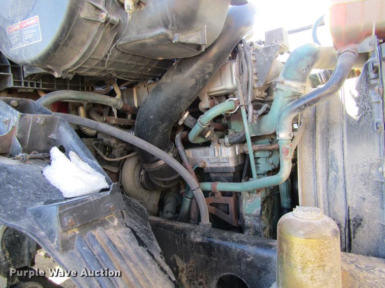 image for item DB6657 2005 Volvo VNM semi truck