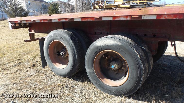 image for item DB9801 1995 Fruehauf flatbed trailer