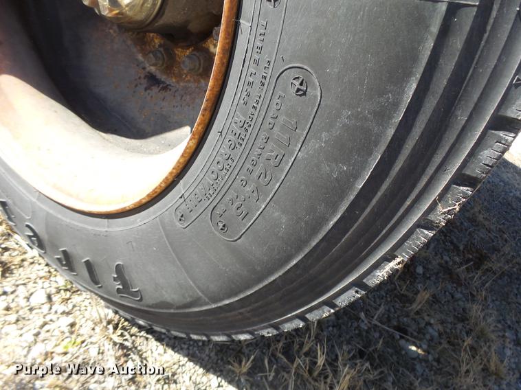 image for item DB9801 1995 Fruehauf flatbed trailer