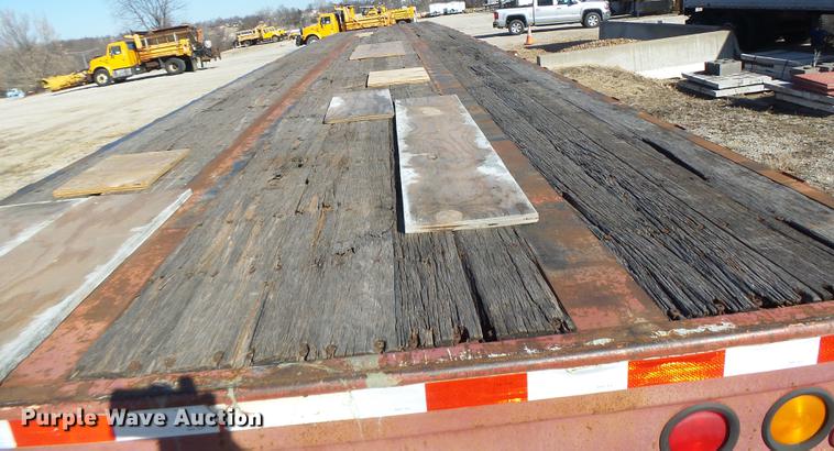 image for item DB9801 1995 Fruehauf flatbed trailer