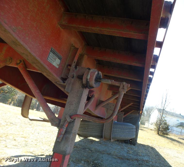 image for item DB9801 1995 Fruehauf flatbed trailer
