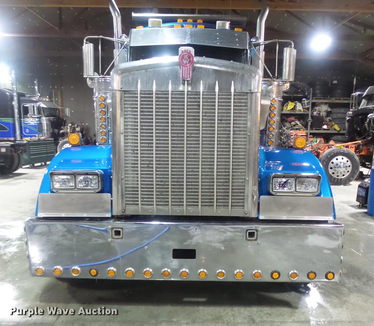 image for item DB9818 2005 Kenworth W900 semi truck