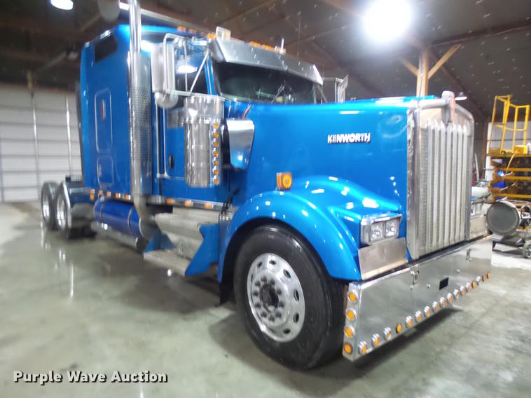 image for item DB9818 2005 Kenworth W900 semi truck