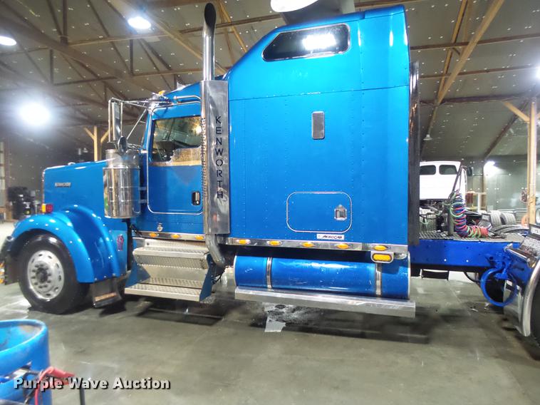 image for item DB9818 2005 Kenworth W900 semi truck