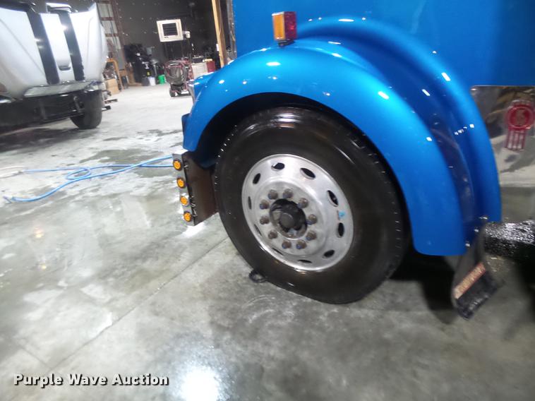 image for item DB9818 2005 Kenworth W900 semi truck