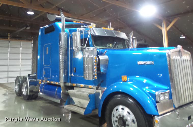 image for item DB9818 2005 Kenworth W900 semi truck