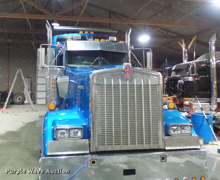 image for item DB9818 2005 Kenworth W900 semi truck