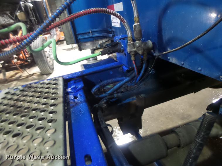 image for item DB9818 2005 Kenworth W900 semi truck