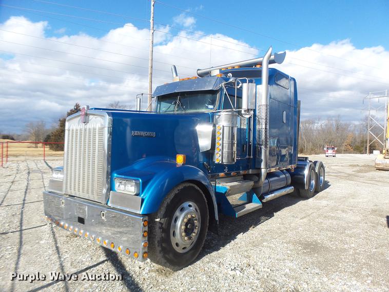 image for item DB9818 2005 Kenworth W900 semi truck