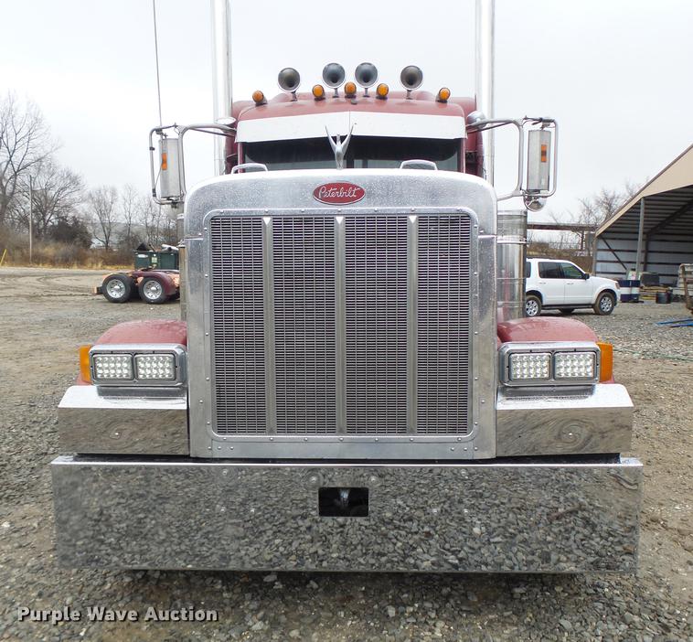 image for item DB9823 2005 Peterbilt 379 semi truck