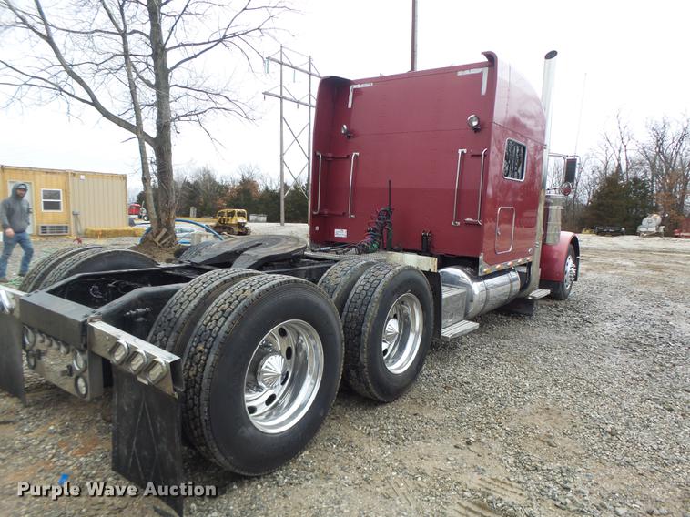 image for item DB9823 2005 Peterbilt 379 semi truck