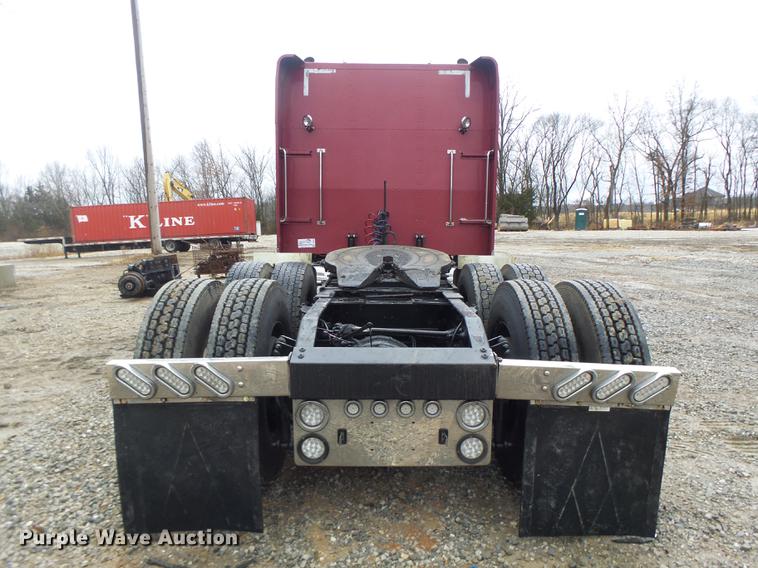 image for item DB9823 2005 Peterbilt 379 semi truck
