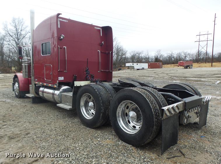 image for item DB9823 2005 Peterbilt 379 semi truck