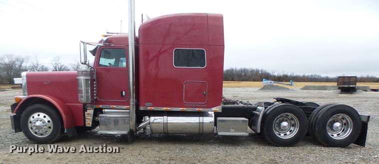 image for item DB9823 2005 Peterbilt 379 semi truck
