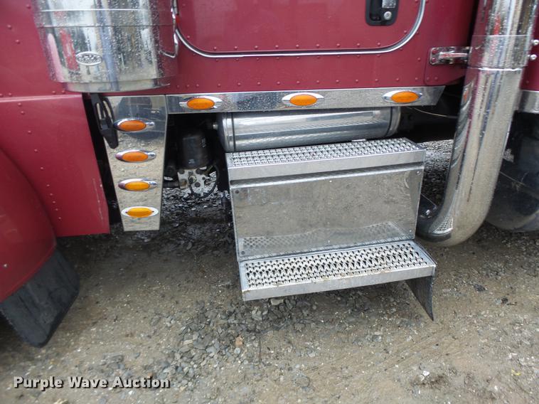 image for item DB9823 2005 Peterbilt 379 semi truck