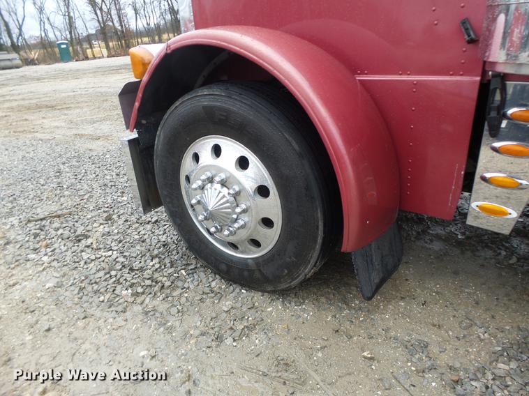 image for item DB9823 2005 Peterbilt 379 semi truck