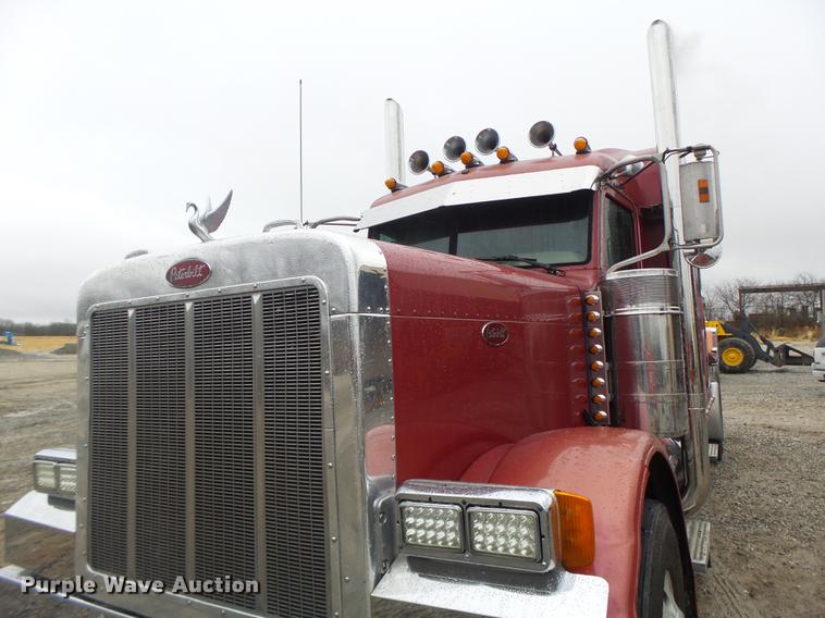 image for item DB9823 2005 Peterbilt 379 semi truck