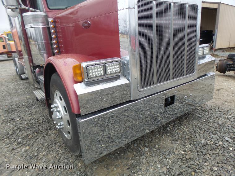 image for item DB9823 2005 Peterbilt 379 semi truck