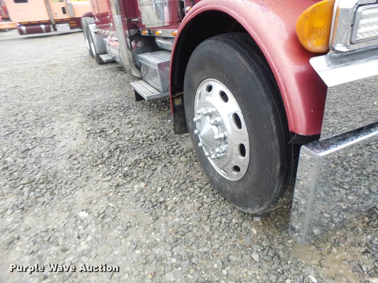 image for item DB9823 2005 Peterbilt 379 semi truck