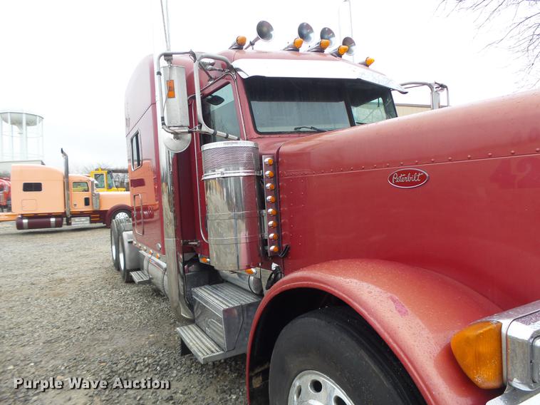 image for item DB9823 2005 Peterbilt 379 semi truck