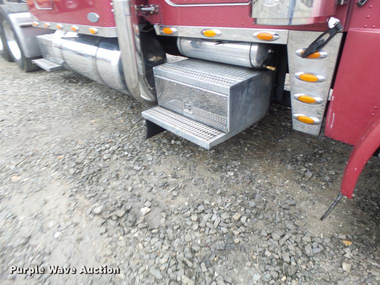 image for item DB9823 2005 Peterbilt 379 semi truck