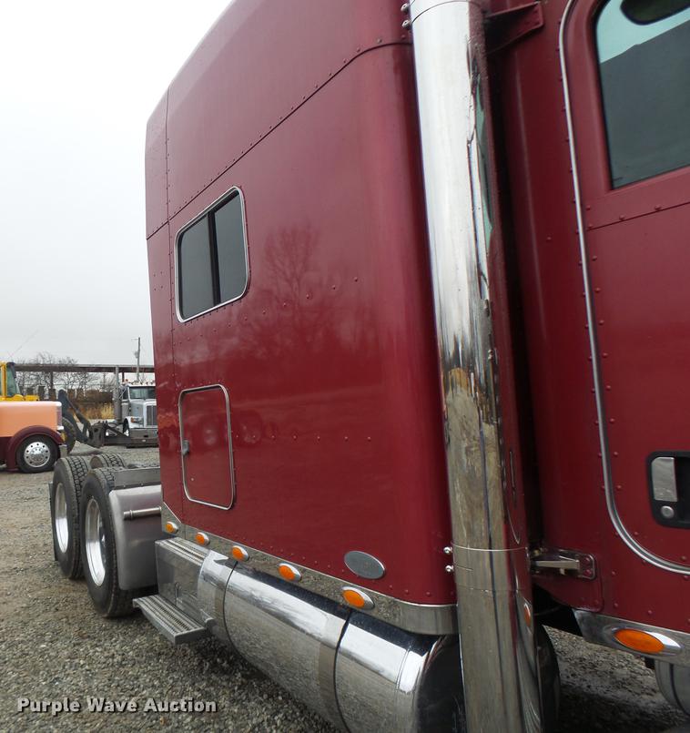 image for item DB9823 2005 Peterbilt 379 semi truck