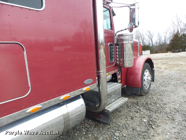 image for item DB9823 2005 Peterbilt 379 semi truck