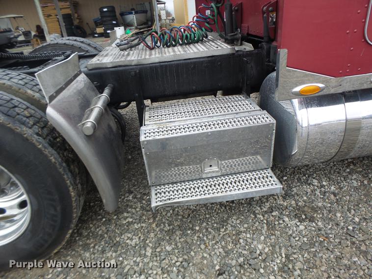 image for item DB9823 2005 Peterbilt 379 semi truck