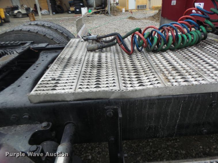 image for item DB9823 2005 Peterbilt 379 semi truck