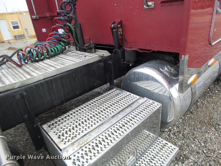 image for item DB9823 2005 Peterbilt 379 semi truck