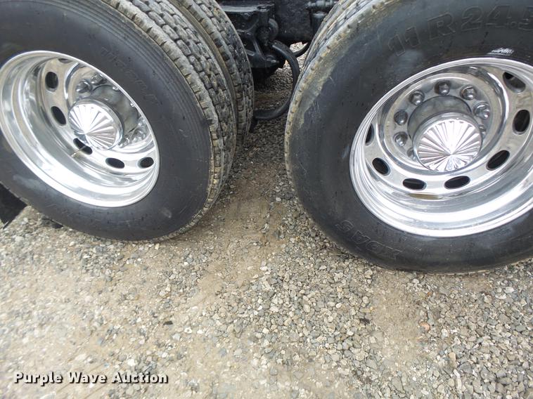 image for item DB9823 2005 Peterbilt 379 semi truck