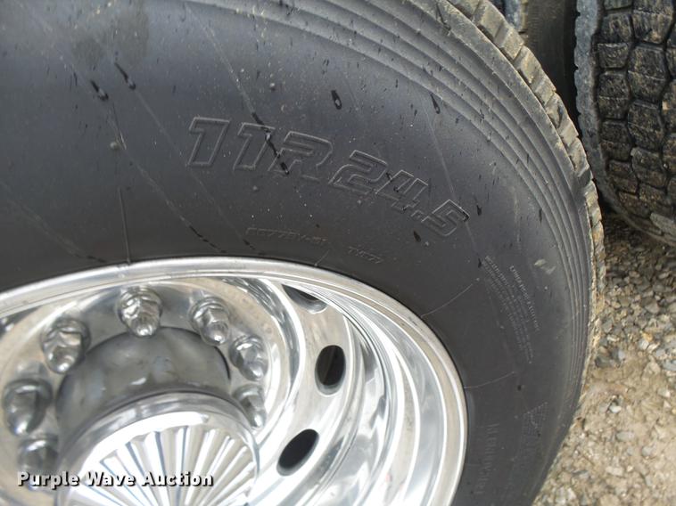 image for item DB9823 2005 Peterbilt 379 semi truck