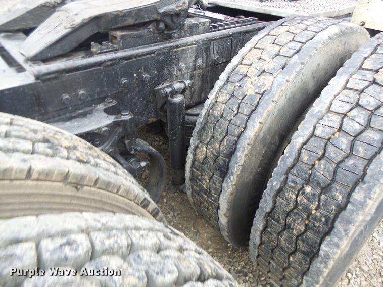 image for item DB9823 2005 Peterbilt 379 semi truck