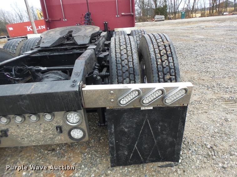 image for item DB9823 2005 Peterbilt 379 semi truck