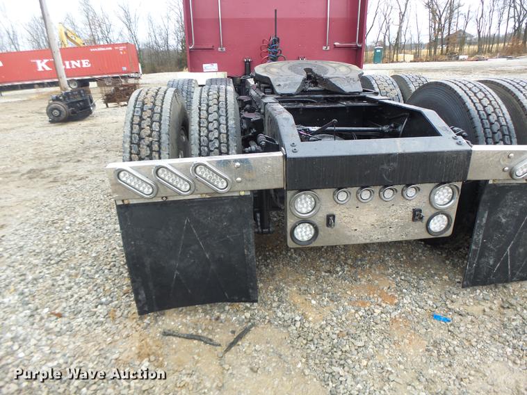 image for item DB9823 2005 Peterbilt 379 semi truck