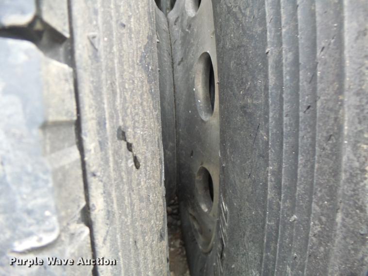 image for item DB9823 2005 Peterbilt 379 semi truck