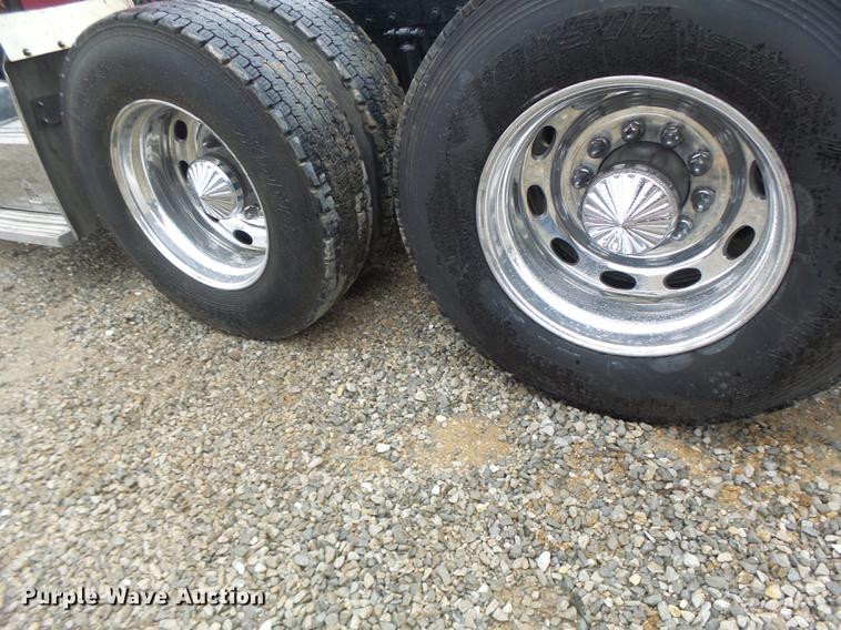 image for item DB9823 2005 Peterbilt 379 semi truck