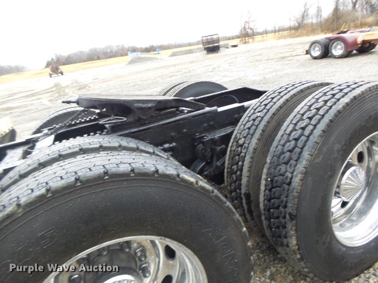 image for item DB9823 2005 Peterbilt 379 semi truck