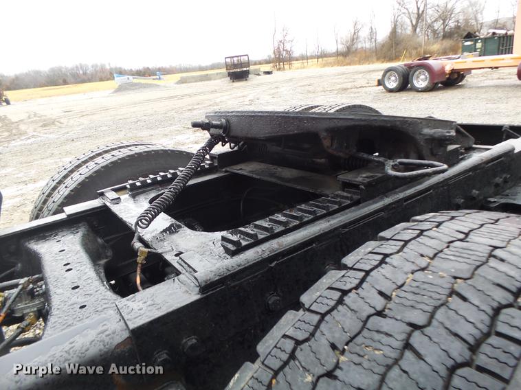 image for item DB9823 2005 Peterbilt 379 semi truck