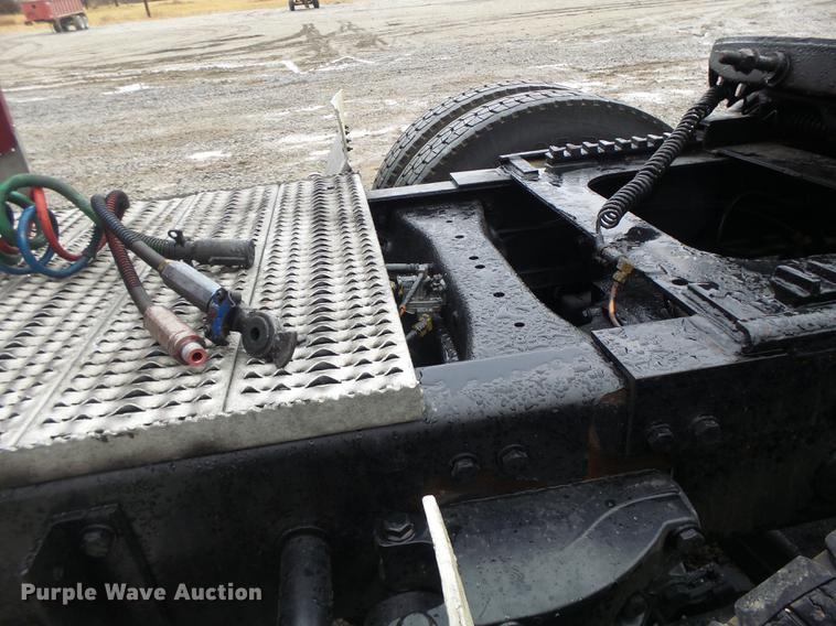 image for item DB9823 2005 Peterbilt 379 semi truck