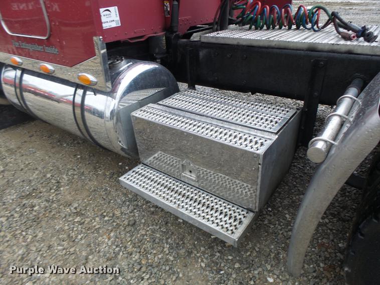 image for item DB9823 2005 Peterbilt 379 semi truck