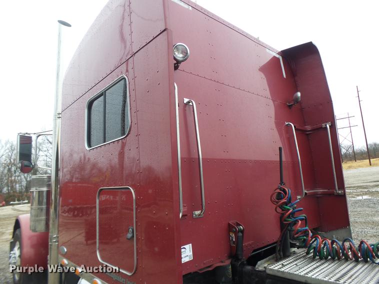 image for item DB9823 2005 Peterbilt 379 semi truck