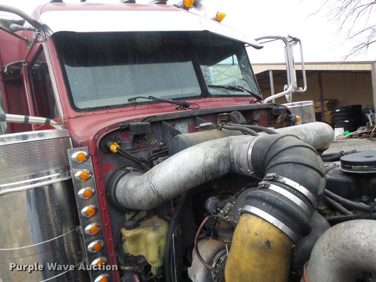 image for item DB9823 2005 Peterbilt 379 semi truck