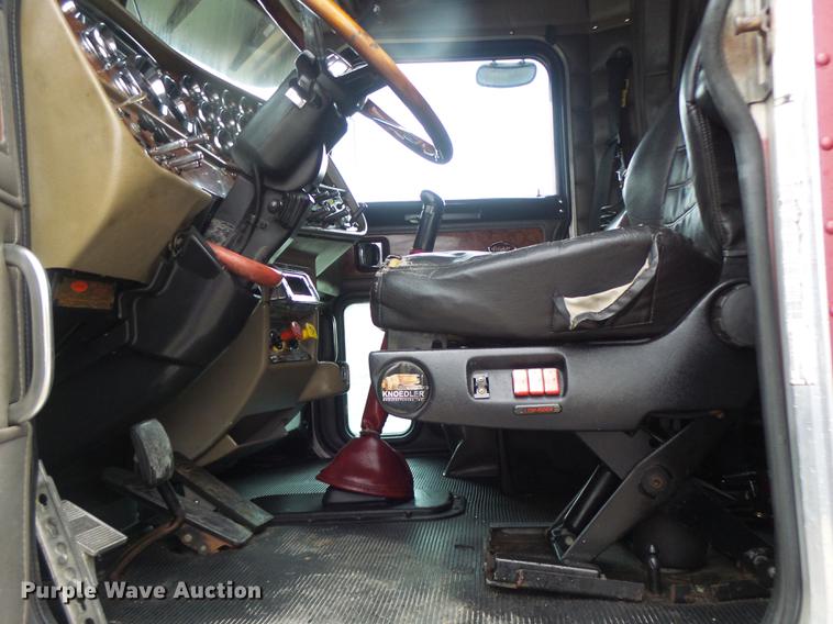 image for item DB9823 2005 Peterbilt 379 semi truck