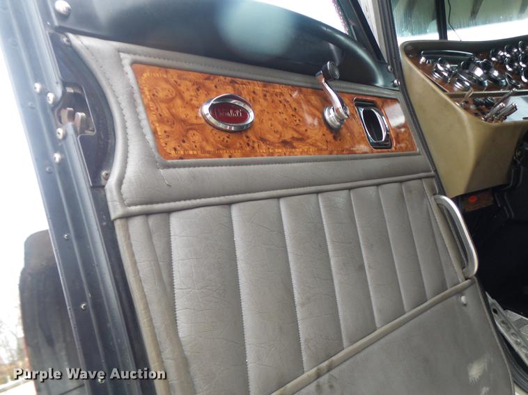 image for item DB9823 2005 Peterbilt 379 semi truck