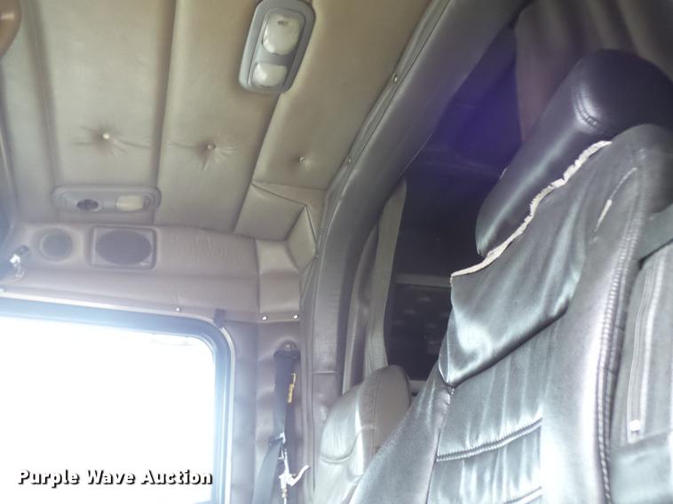 image for item DB9823 2005 Peterbilt 379 semi truck