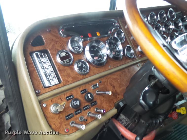 image for item DB9823 2005 Peterbilt 379 semi truck