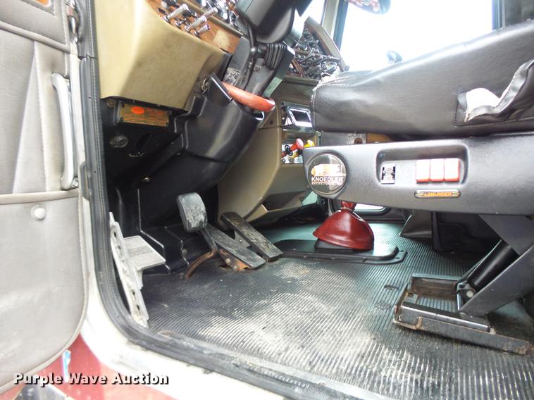 image for item DB9823 2005 Peterbilt 379 semi truck