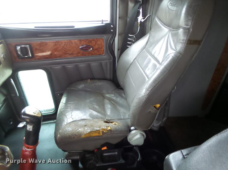 image for item DB9823 2005 Peterbilt 379 semi truck