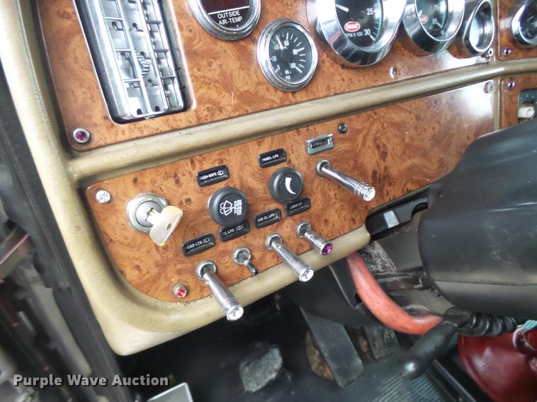 image for item DB9823 2005 Peterbilt 379 semi truck